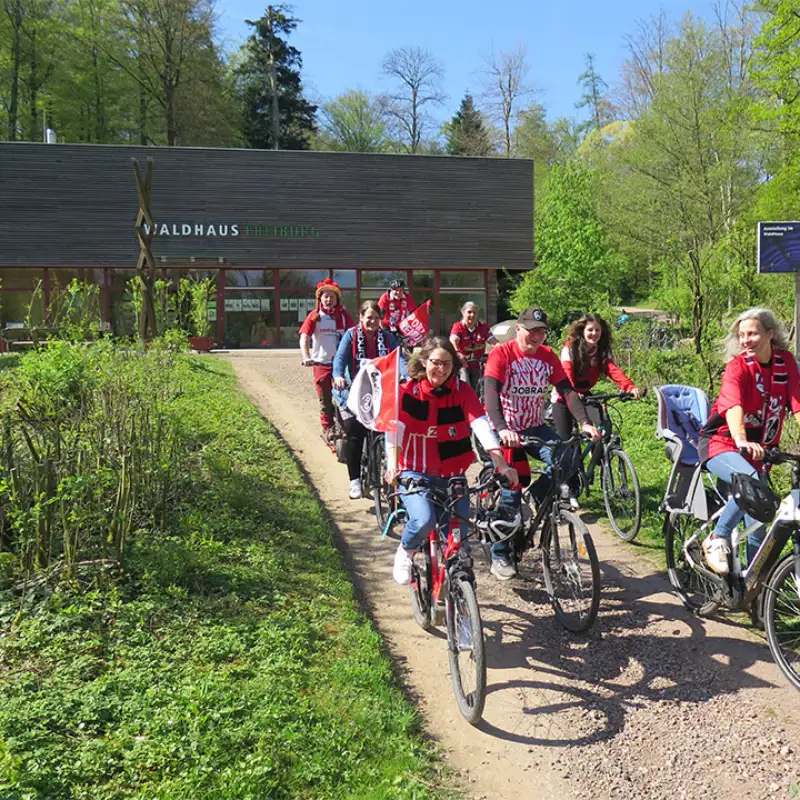 SC-Fans des Waldhaus Freiburg auf dem Fahrrad