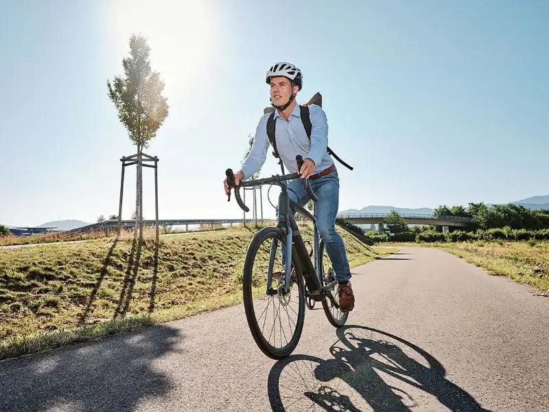 JobRadler auf dem Radweg mit Sonne