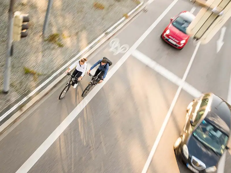 Zwei JobRadler im Straßenverkehr mit Autos