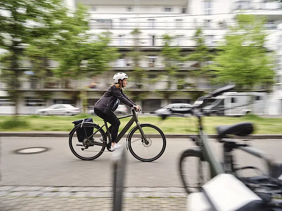 Eine JobRadlerin fährt die Straße entlang