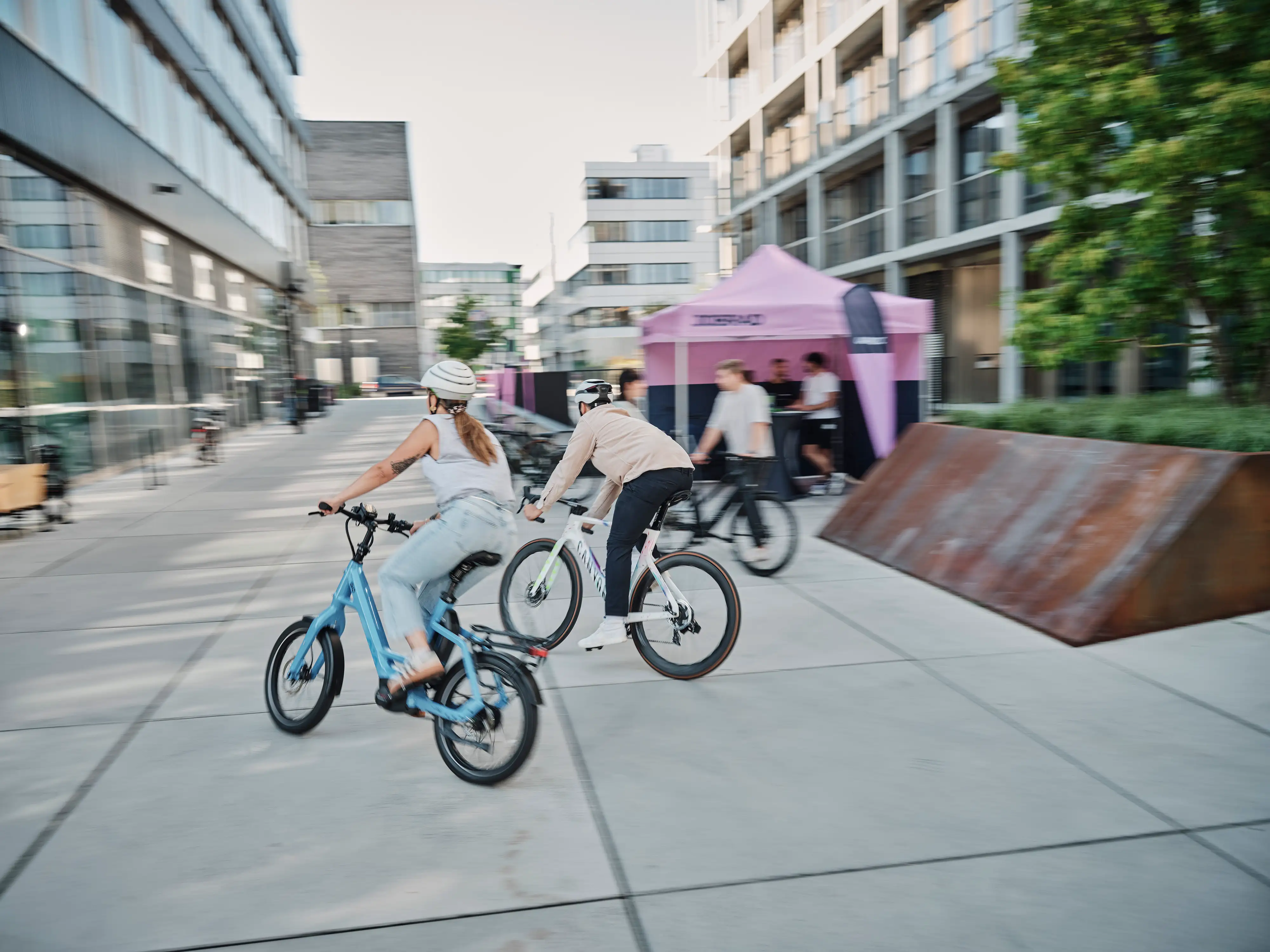 Einige Radlerinnen auf Probefahrt am Demoday