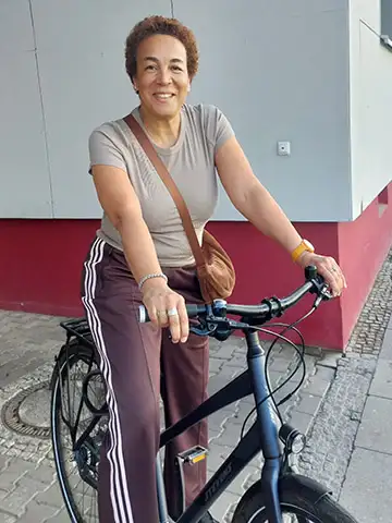 JobRadlerin sitzt auf ihrem Fahrrad und freut sich