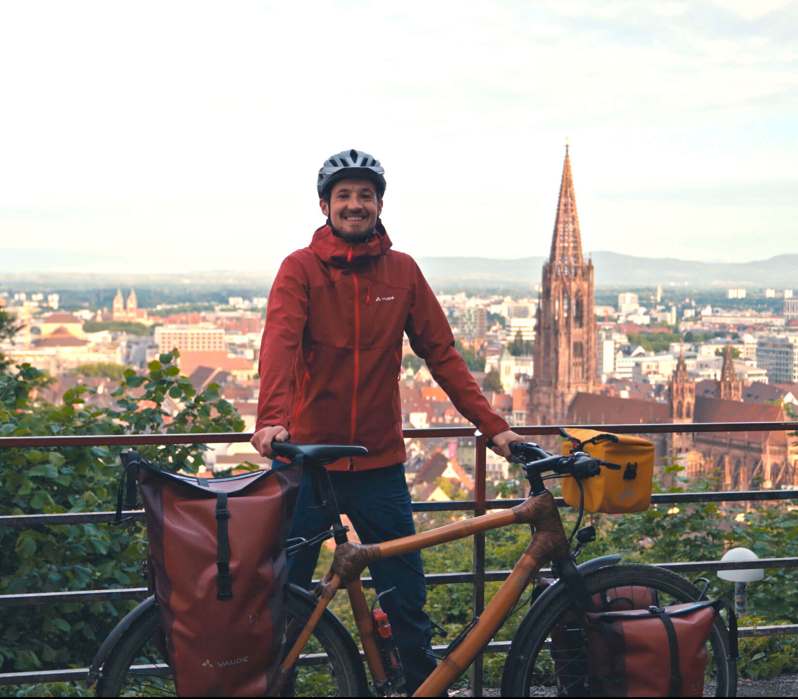Ingwar mit Fahrrad auf dem Schlossberg in Freiburg, im Hintergrund das Freiburger Münster